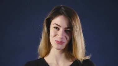 Koyu arka plan üzerinde gülümseyen güzellik esmer