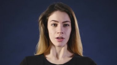 koyu arka plan üzerinde şaşırtıcı genç kadın