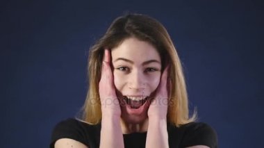 koyu arka plan üzerinde şaşırtıcı genç kadın