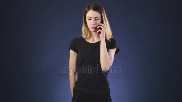 Mujer disgustada habla por teléfono — Vídeos de Stock