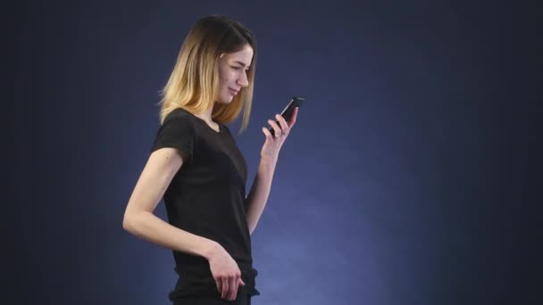 Mujer feliz habla por teléfono — Vídeo de stock