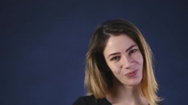 koyu arka plan üzerinde utangaç kız