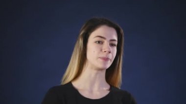 koyu arka plan üzerinde güzel dans eden kız