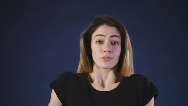 Vrouw tonen dat ze weet niet dat zwarte achtergrond — Stockvideo