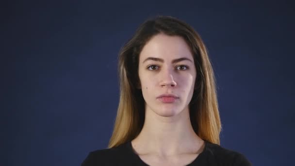 暗い背景上の驚きの若い女性 — ストック動画
