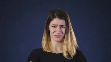 iğrenç duygu. koyu arka plan üzerinde kız