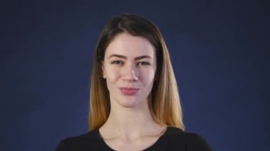 Karanlık bir arka plan üzerinde bir şey düşünmeye ciddi genç kadın