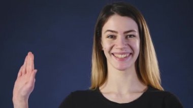 Bir el karanlık bir arka plan güzel dalgalar