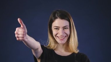 Güzel bir genç kadın gülümseyerek ve gösterilen Yaşasın