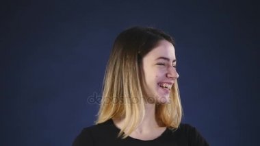 mutlu ve gülen kadın koyu arka plan üzerinde