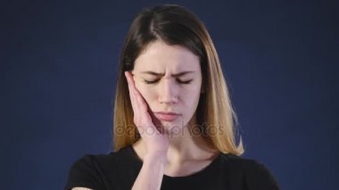 Kadın diş ağrısı. Gri arkaplan