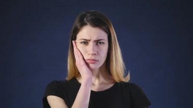 Kadın diş ağrısı. Gri arkaplan