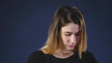 Memnun kadın telefonla konuşuyor