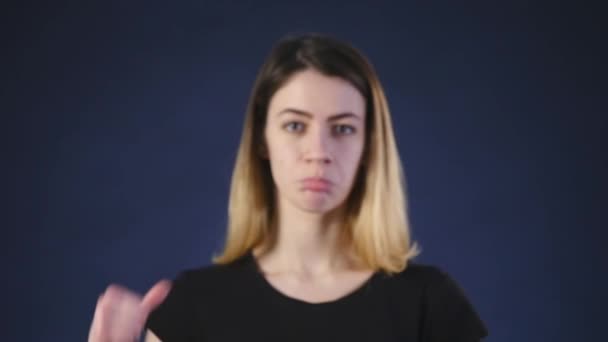 Daumen runter schöne junge Frau negativer Ausdruck — Stockvideo