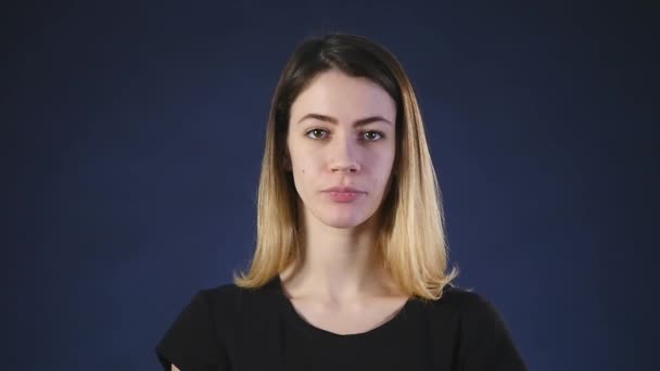 Daumen runter schöne junge Frau negativer Ausdruck — Stockvideo