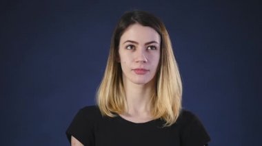 oyuncak ayı - siyah slowmotion izole ile oynayan kız