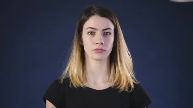 oyuncak ayı - siyah slowmotion izole ile oynayan kız