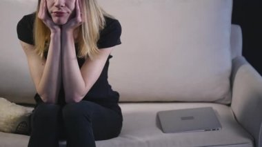 kız kanepede bir dizüstü bilgisayar ile. siyah arka plan