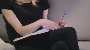 Akıllı genç kadın sevinçle notlar