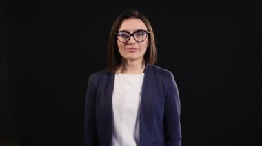 Genç kadın üzerinde mutlu bir şekilde izole karanlık çığlığı
