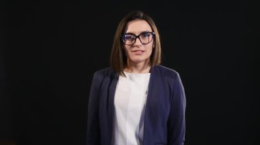 Hayret işkadını koyu arka planda çığlık