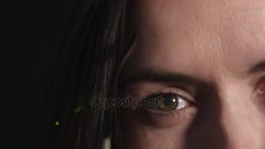 Gözlük takan güzel bir genç kadın. Yakın çekim.