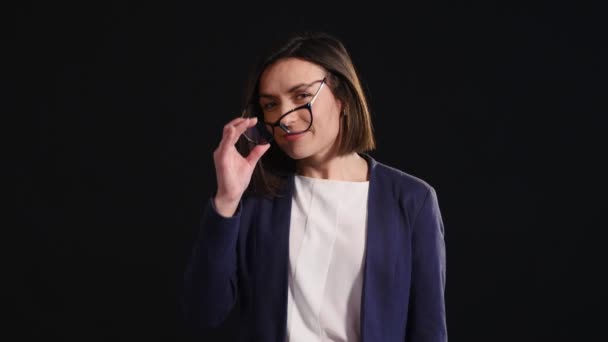Krásná mladá žena nosí brýle — Stock video