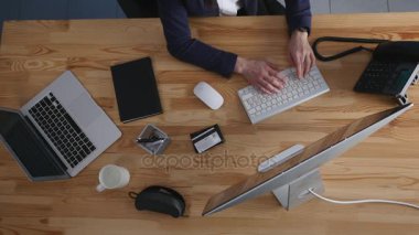 yüksek açılı görünüş onun Ofis Masası belgelerle ve dizüstü çalışan genç bir esmer. PaperWork üzerinde çalışan iş kadını