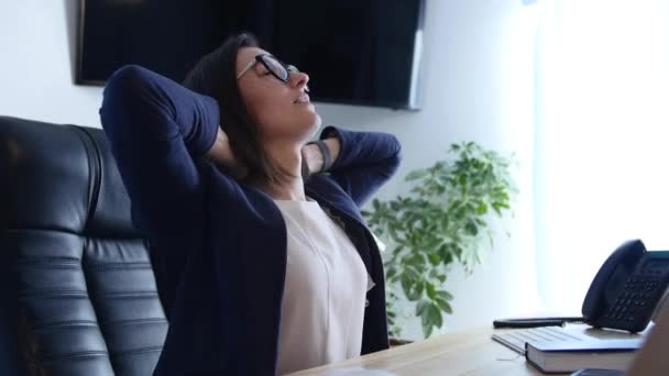 Mujer joven estirarse, trabajar, hacer los deberes, con portátil y portátil — Vídeo de stock
