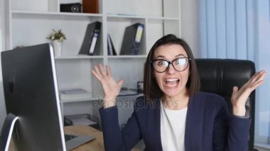 Kamera ve gülümseme bakarak ofisinde çalışan başarılı iş kadın