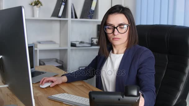 Zadní pohled portrét podnikatelka sedí na její pracoviště v kanceláři — Stock video