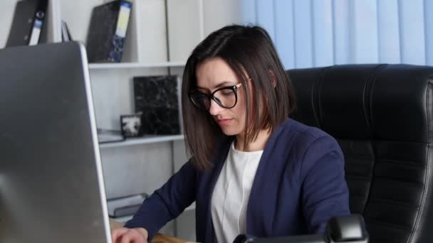 Zadní pohled portrét podnikatelka sedí na její pracoviště v kanceláři — Stock video