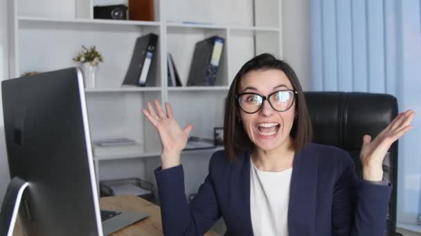 Kamera ve gülümseme bakarak ofisinde çalışan başarılı iş kadın — Stok video