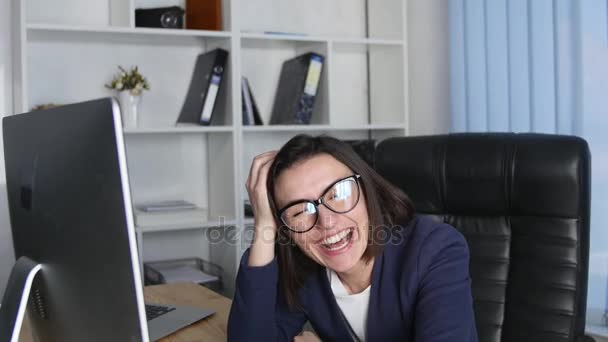 Kamera ve gülümseme bakarak ofisinde çalışan başarılı iş kadın — Stok video
