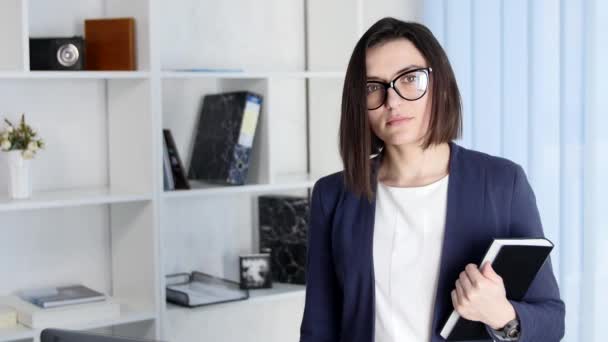Biznes kobieta z folderu stoi w biurze — Wideo stockowe