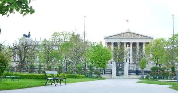 Edifício histórico do Parlamento Austríaco. Fragmentos arquitetônicos do portal principal. Viena, Áustria — Vídeo de Stock