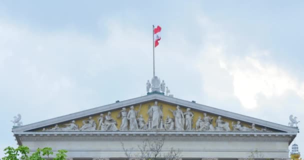 Austriackiej flagi na budynku Parlamentu w Wiedniu, dwuspadowy na tle niebieskiego nieba — Wideo stockowe