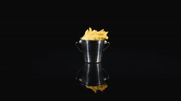 Картофель фри на черном фоне. — стоковое видео