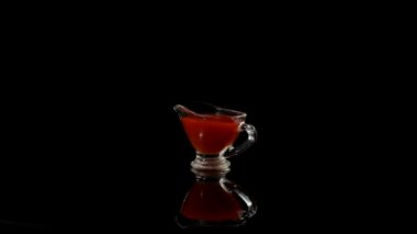 Baharatlı biber sosu bir bardak et suyu tekne ve taze biber