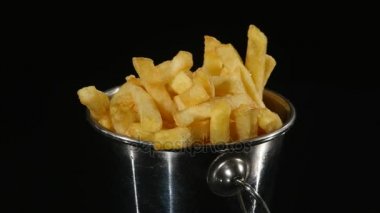 Siyah arka planda patates kızartması..