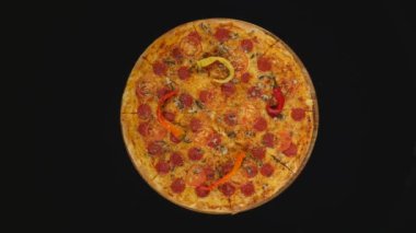 pizza domates daireler, üzerinde siyah izole ile iplik