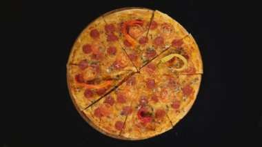 pizza domates daireler, üzerinde siyah izole ile iplik