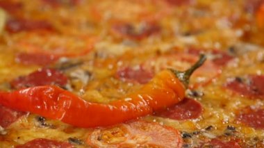 Siyah artalanları dönen Pizza ekranda