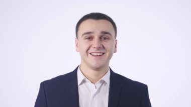 4k yakın çekim. Çok duygusal adam kameraya bakıyor ve gülüyor