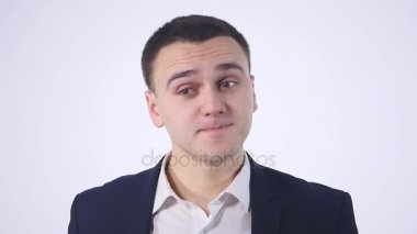Gülümseyerek, kamera beyaz arka plan üzerinde seyir utangaç yakışıklı delikanlı