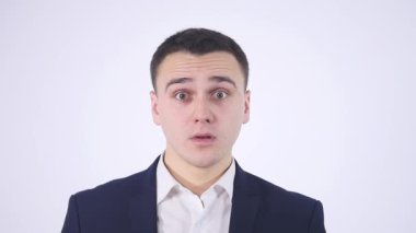 Takım elbise ve beyaz arka plan üzerinde izole sürpriz jest ile baş ellerinde olan adam