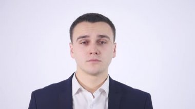 Takım elbise ve beyaz arka plan üzerinde izole sürpriz jest ile baş ellerinde olan adam