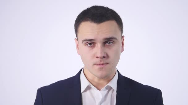 4k zblízka tvář zlého člověka při pohledu na fotoaparát. Angry young man — Stock video