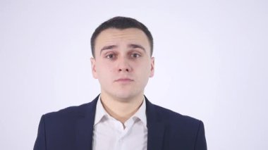 Bir iş adamı bir poz portresi ile takım elbise bilmiyorum. Beyaz arka plan üzerinde izole