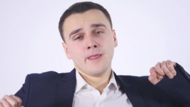 Esneyen genç iş adamı, beyaz arka planda izole edilmiş.